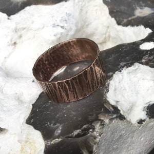 Holz struktur Ring,Gehämmert Kupfer Ring, Brutalist Kupfer Ring,breites Band Kupfer Ring,Wikinger Kupfer Ring Bild 7