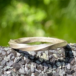 Gedraaide zilveren ring. Draai zilveren ring. Gehamerde ring. Zilveren herenring afbeelding 8