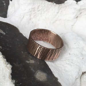 Holz struktur Ring,Gehämmert Kupfer Ring, Brutalist Kupfer Ring,breites Band Kupfer Ring,Wikinger Kupfer Ring Bild 10
