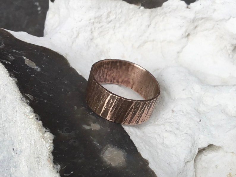Holz struktur Ring,Gehämmert Kupfer Ring, Brutalist Kupfer Ring,breites Band Kupfer Ring,Wikinger Kupfer Ring Bild 10