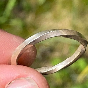 Gedraaide zilveren ring. Draai zilveren ring. Gehamerde ring. Zilveren herenring afbeelding 2