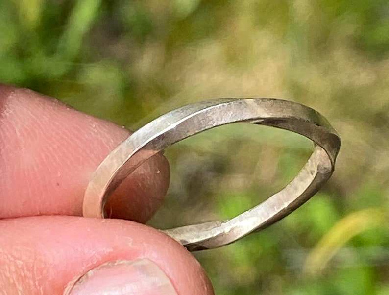 Gedraaide zilveren ring. Draai zilveren ring. Gehamerde ring. Zilveren herenring afbeelding 2