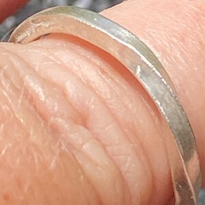 Gedraaide zilveren ring. Draai zilveren ring. Gehamerde ring. Zilveren herenring afbeelding 4