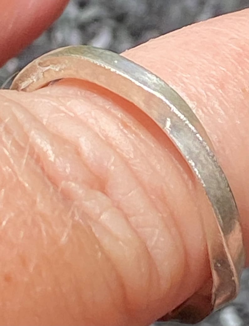 Gedraaide zilveren ring. Draai zilveren ring. Gehamerde ring. Zilveren herenring afbeelding 4