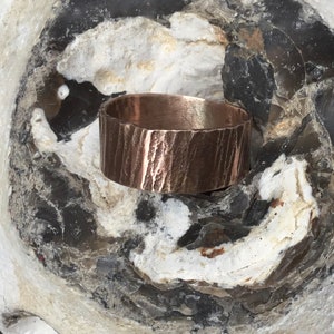 Holz struktur Ring,Gehämmert Kupfer Ring, Brutalist Kupfer Ring,breites Band Kupfer Ring,Wikinger Kupfer Ring Bild 8