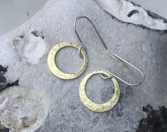Structure disc earrings,hammered brass disc earrings,circle brass earrings,hammered earrings,dangle brass earrings