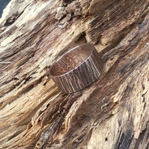 Holz struktur Ring,Gehämmert Kupfer Ring, Brutalist Kupfer Ring,breites Band Kupfer Ring,Wikinger Kupfer Ring Bild 4