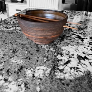 Small Agateware Rice or Noodle Bowl with Coordinating Chopsticks: Stylish Dining Essentials for Your Asian Cuisine