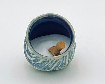 Salero de cerámica artesanal: moderno plato de gres con cuchara de madera de olivo para cocina y comedor.