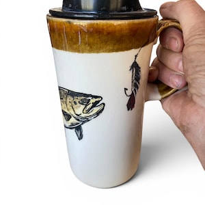 Caneca de viagem artesanal de porcelana com estampa de truta: xícara de café de cerâmica feita à mão de 473 ml (16 oz) para entusiastas da pesca.