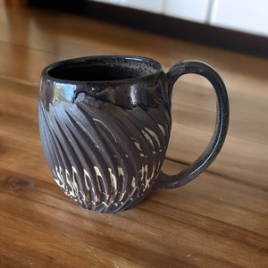 Red and Black Carved Agateware 12-Ounce Coffee or Tea Mug: Handcrafted Elegance for Your Morning Brew
