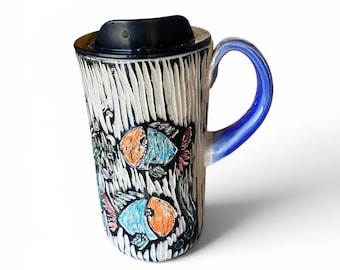 Tazza da viaggio fatta a mano con simpatici pesci: tazza da caffè in porcellana con decorazione a sgraffito.