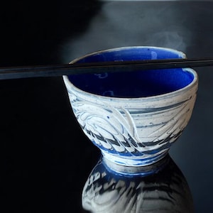 Small Agateware Rice or Noodle Bowl with Coordinating Chopsticks: Stylish Dining Essentials for Your Asian Cuisine