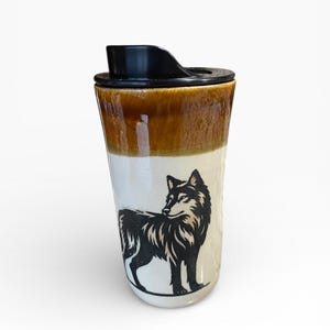 Taza de viaje de cerámica con temática de lobo: vaso de gres artesanal de 473 ml con tapa incorporada / Taza de cerámica ecológica