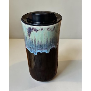 Taza de viaje artesanal de porcelana turquesa reactiva y negra de 16 oz / Taza de café de cerámica hecha a mano para viajeros