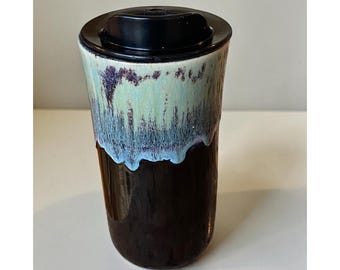 Taza de viaje artesanal de porcelana turquesa reactiva y negra de 16 oz / Taza de café de cerámica hecha a mano para viajeros