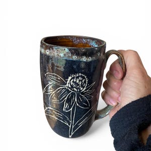 Taza artesanal de 473 ml (16 oz) con forma de equinácea tallada: pieza única de cerámica tallada para amantes del café y el té.