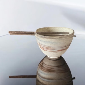 Small Agateware Rice or Noodle Bowl with Coordinating Chopsticks: Stylish Dining Essentials for Your Asian Cuisine