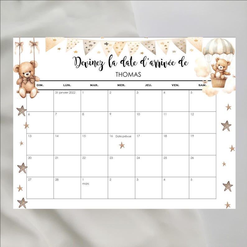Op de afbeelding: Een printbare kalender met een schattig teddybeerontwerp. De kalender is versierd met sterren en vlaggetjes. De tekst "Devinez la date d'arriv&eacute;e de THOMAS" staat bovenaan de kalender.