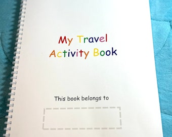 Peut inclure: Un livre d'activités blanc avec un titre coloré "My Travel Activity Book" et une case en pointillés qui dit "Ce livre appartient à".