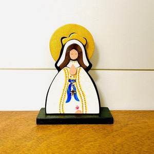 Virgen María en madera "Virgen del Lourdes" pintada a mano con técnica de puntillismo por artista venezolano. Aproximadamente 8 pulgadas