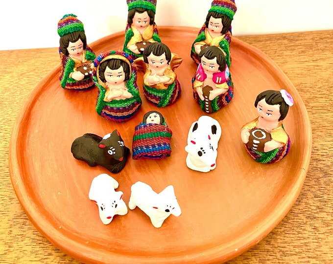 Grande Guatemala - Mayan Nativity  set 12 . Handmade in Clay and traditional clothes.