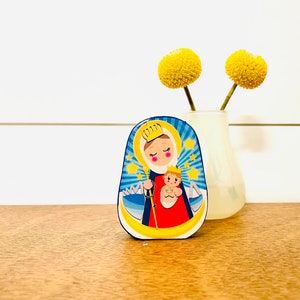 Chiquinquira Virgen María Hecha a Mano, Pieza única Tamaño Pequeño en resina y madera por artista Venezolano. 4 x 3 pulgadas aproximadamente