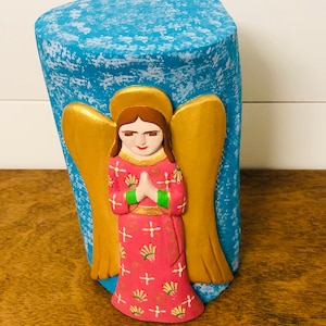 Tótem Wood Angel - Fucsia and Green. Handmade and Hand-painted in Venezuela. Spectacular details. Aprox 9’
