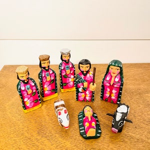 Fuchsia klein Handmade und handbemalt in Guatemala Venezuela. Holz Krippe 8 Teile Set. Collaboration Fair Trade Group aus Guatemala.
