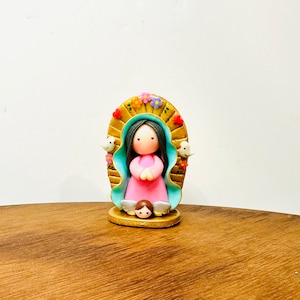 Mini Virgem Maria Guadalupe feita à mão, tamanho pequeno e pintada por artista venezuelano. 3,5 polegadas aprox.