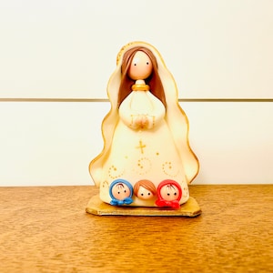 Virgin Mary Our Lady of  Fatima. Virgen de Fatima  Small Size and paint by Venezuelan artist. 5.5  inches aprox
