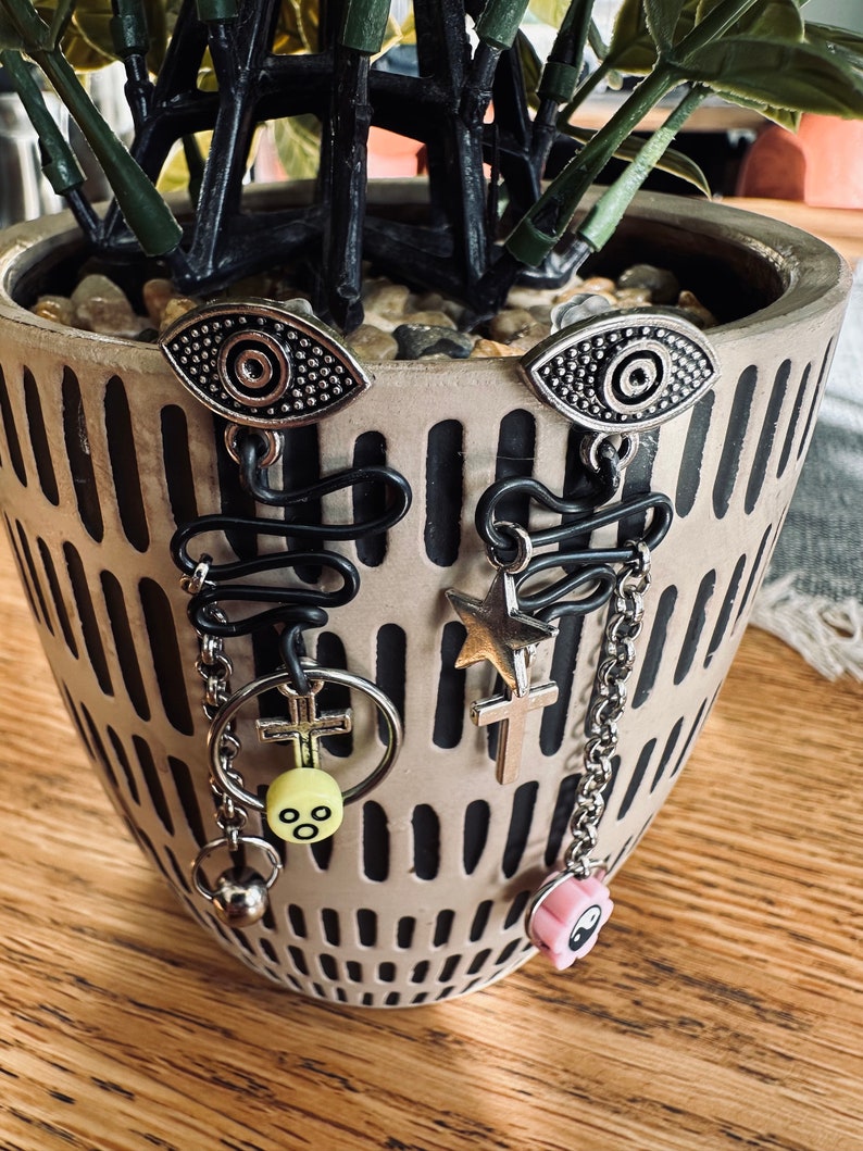 Boucles d'oreilles Y2K, boucles d'oreilles bijoux Y2K, boucles d'oreilles grunge Y2K, boucles d'oreilles spirales grunge noir, boucles d'oreilles goth, boucles d'oreilles cybergoth, boucles d'oreilles grunge image 3