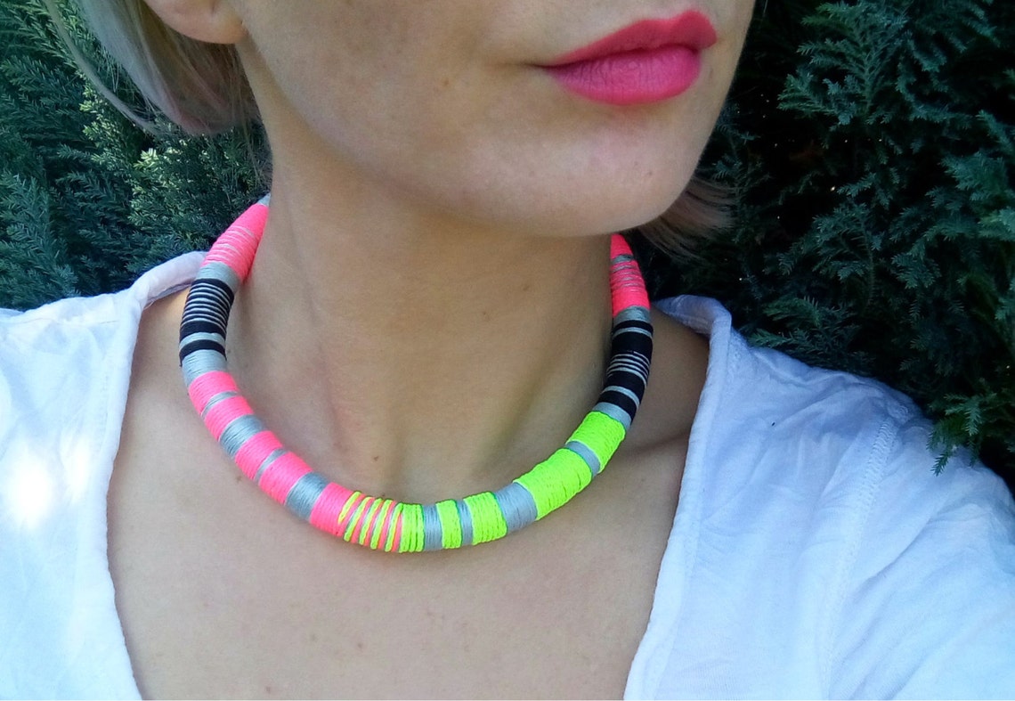 Collar de neón / neón amarillo / neón joyería / collar de Etsy
