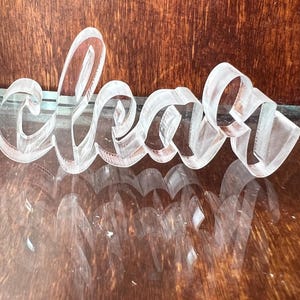 Letras, números y símbolos acrílicos cursivos personalizados de 3/8” (0,96 cm) con parte posterior adhesiva opcional