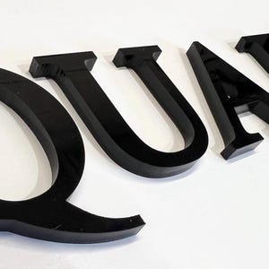 Letras, números y símbolos serif y sans serif de acrílico de 1/4" (0,64 cm) de espesor con parte posterior adhesiva opcional