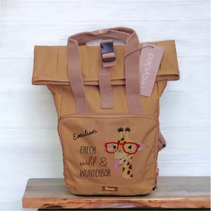 Sac à dos enfant recyclé à enrouler Girafe « Effronté, sauvage et merveilleux » personnalisé avec nom pour la maternelle, l'école