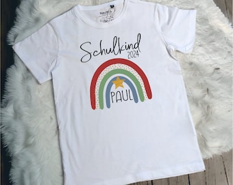 Personalisiertes T-Shirt "Schulkind 2024 - Regenbogen" zum Schulanfang, zur Einschulung, Fairtrade, 100 % Bio Baumwolle