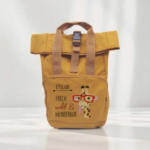 Gerecyclede kinderrugzak met oprolsluiting en giraffeprint, "Brutaal, wild en geweldig", gepersonaliseerd met naam voor kleuterschool of school.
