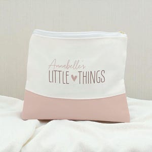 Trousse de toilette personnalisée avec bordure colorée « petites choses/jolies choses », disponible en sauge, rose poudré ou or rose.