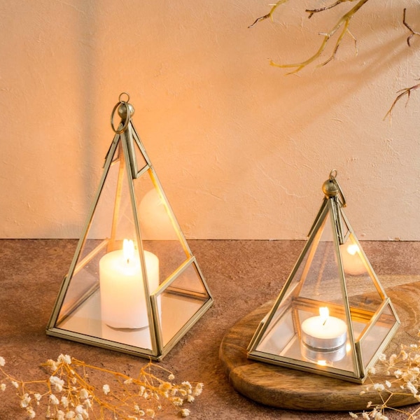 Candle holder in pyramid shape  / Festive elegant glass table decor for tealights or fairylights / Mirrored base candle lantern