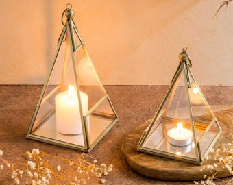 Candle holder in pyramid shape  / Festive elegant glass table decor for tealights or fairylights / Mirrored base candle lantern