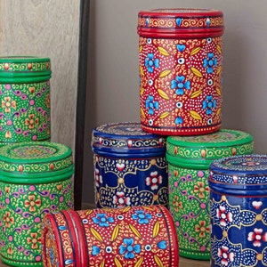 Boîtes en acier émaillées peintes à la main en rouge, vert ou bleu / Boîtes de rangement décoratives multicolores faites main / Cadeau de pendaison de crémaillère / Cadeau Diwali image 2