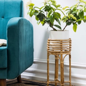 Umweltfreundlicher Cane Blumenständer 'Gamla' Leichtgewicht / Korb Stil Blumenständer Boho Decor / Stehender Rattan Blumentopfhalter