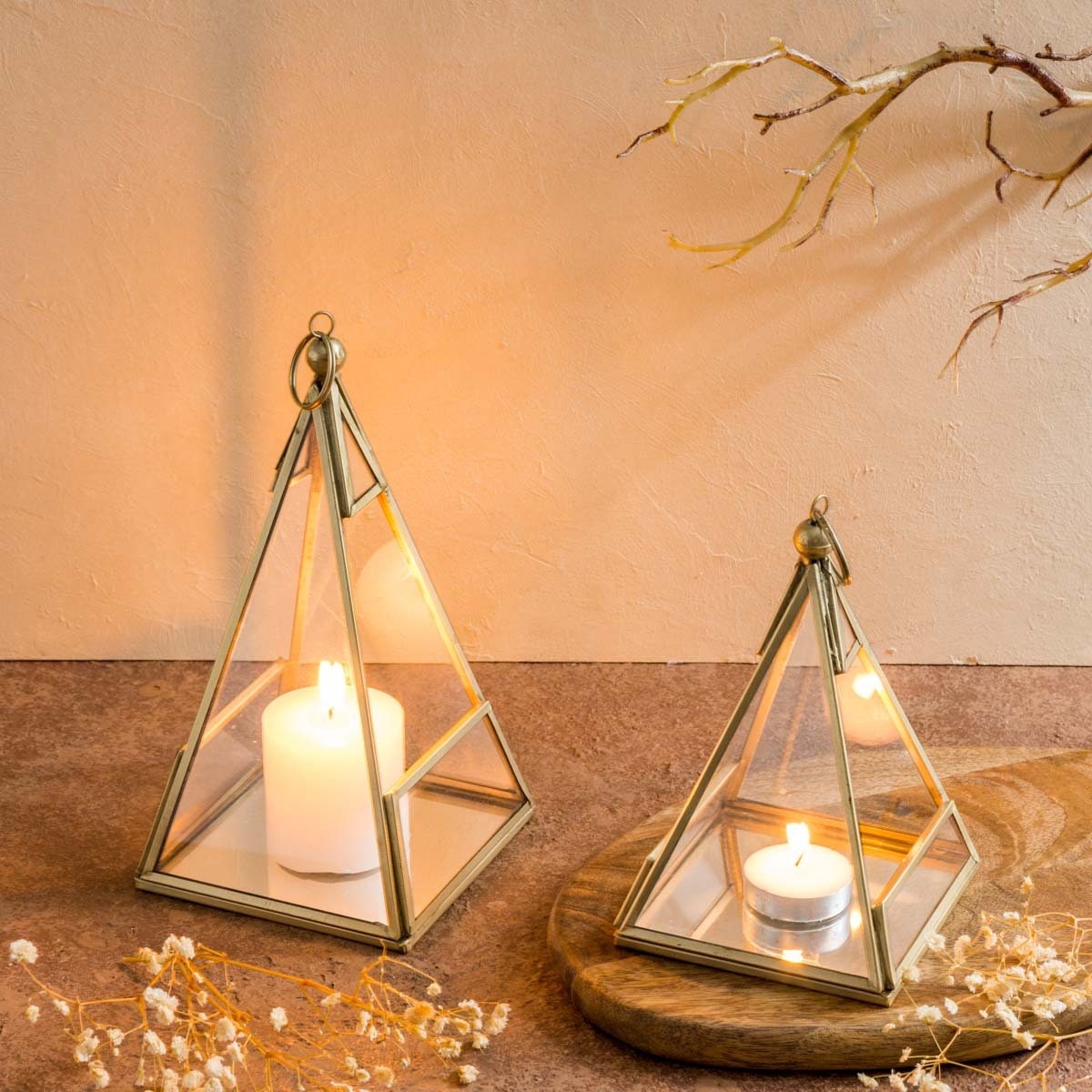 Portacandele a forma piramidale / Decorazione festosa ed elegante da tavolo  in vetro per lumini o lucine / Lanterna a candela con base a specchio -   Italia