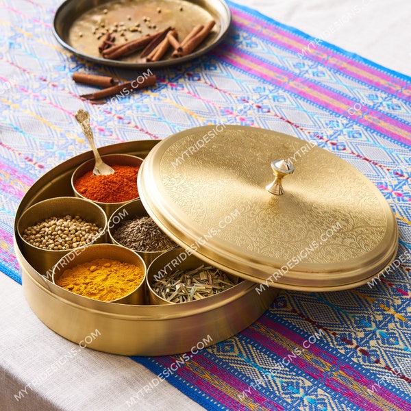 Boîte à épices indienne en laiton / Boîte à épices ronde décorative Masala Dabba en laiton avec compartiments pour sept épices avec une cuillère en laiton