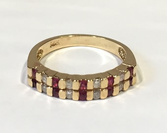 14 kt geelgouden robijn- en diamanten eeuwigheidsband - maat 6 1/4"