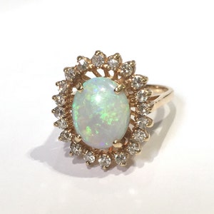Vintage Opal Ring ~ Opal und Diamant Cocktail Ring ~ 14K Gelbgold Ring ~ 50er Jahre ~ Diamant Halo Ring ~ Oktober Geburtsstein Ring