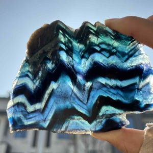 Losa de fluorita UV azul para lapidaria o exhibición n.° 2 Verde, rojo, morado