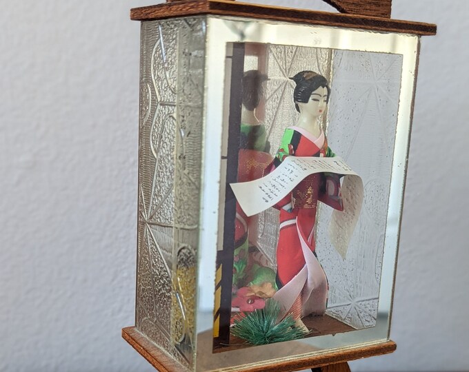 Vintage Encased Mirrored Lucite Acrylic Scene Diorama Shadow Box Geisha