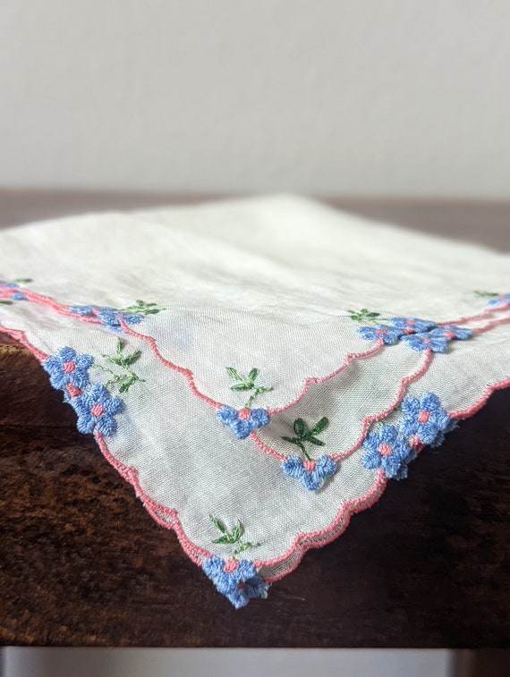 vintage handkerchief Embroidered flower scalloped 
